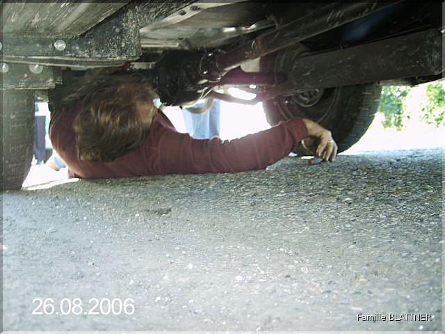 Guni sous la voiture